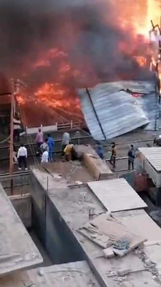 حريق هائل بأحد المحلات المجاورة لمحطة قطارات الزقازيق