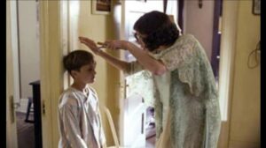 السيدة كولينز تقيس طول ابنها المزيف على طول ابنها الحقيقي