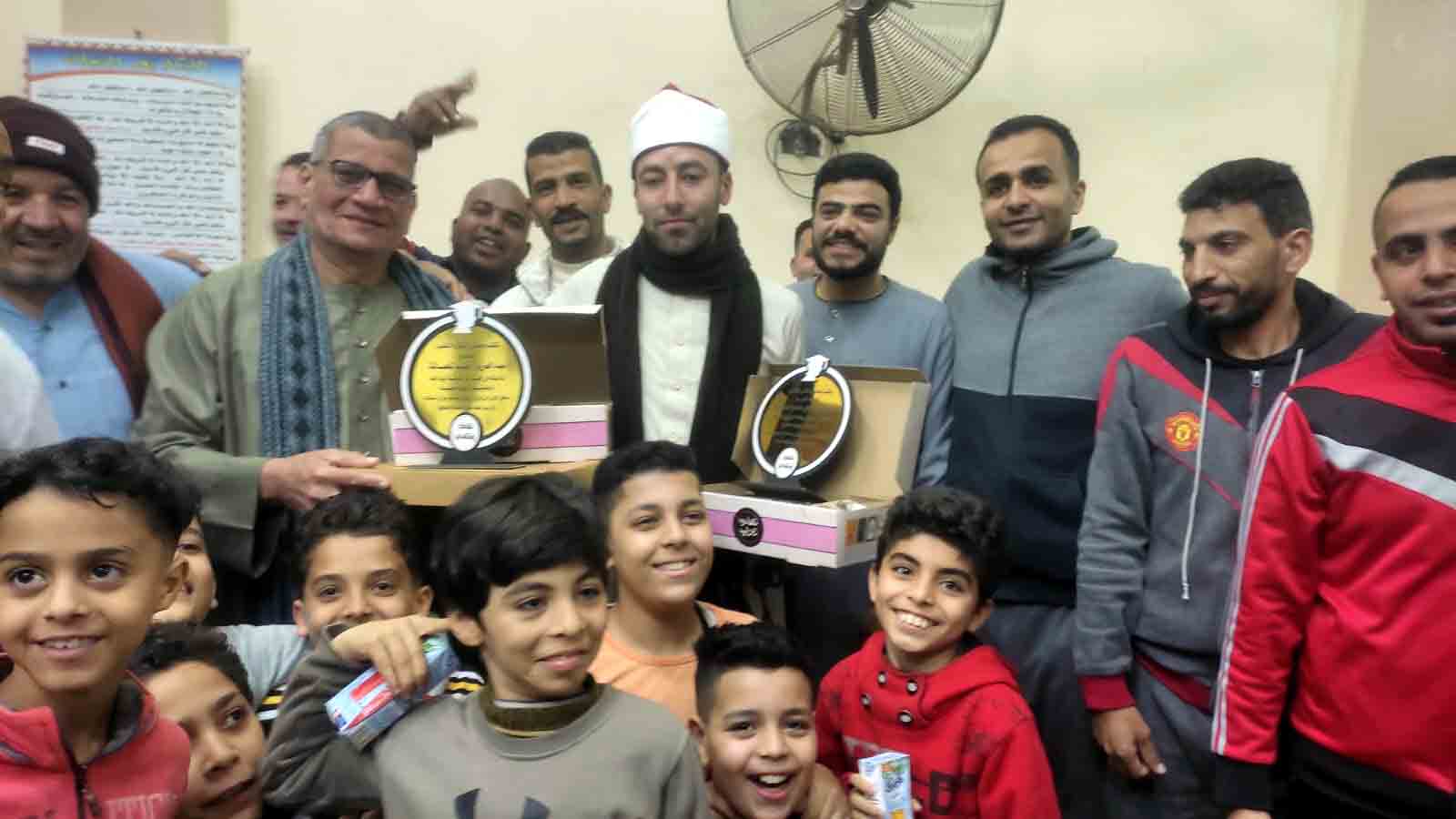 رواد مسجد الدمنهورى بالغربية يكرمون الشيخ أبوالمكارم و الشيخ عبد العزيز شحاته ويوزعون العصائر على المصلين