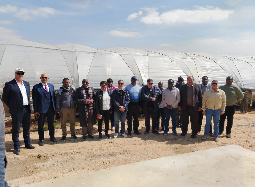 وزيرا الثروة الحيوانية والري في زامبيا يتفقدان مزرعة تصدير الحاصلات البستانية بالنوبارية…