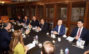 وزير الخارجية والهجرة يستقبل كبير مستشاري الرئيس الأمريكي للشئون العربية والشرق الأوسط والمستشار رفيع المستوي للشئون الأفريقية… 3 IMG 6077