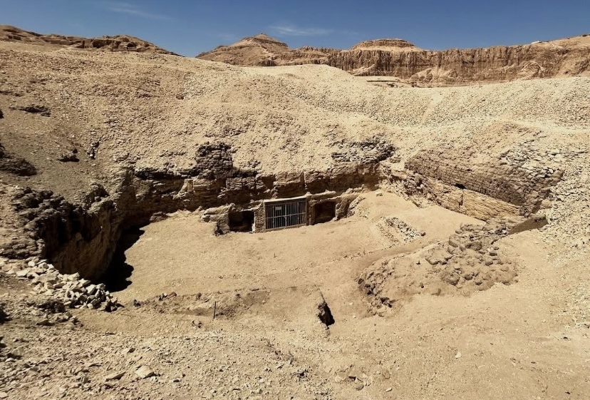 الكشف عن إسم وألقاب صاحب مقبرة Kampp23 بمنطقة العساسيف بالبر الغربي بالأقصر…