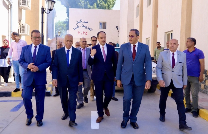 محافظ قنا ومدير صندوق مكافحة الإدمان يتفقدان مركز العزيمة لعلاج وتأهيل مرضى الإدمان بمحافظة قنا…