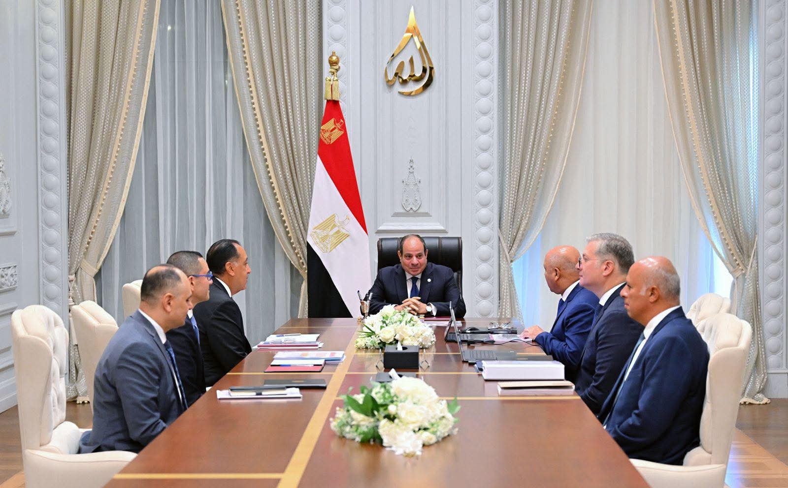 اجتمع الرئيس السيسي، اليوم، مع رئيس مجلس الوزراء، ونائب رئيس مجلس الوزراء و وزير الاستثمار والتجارة وزير البترول والثروة المعدنية الرئيس التنفيذي لجهاز شئون البيئة.