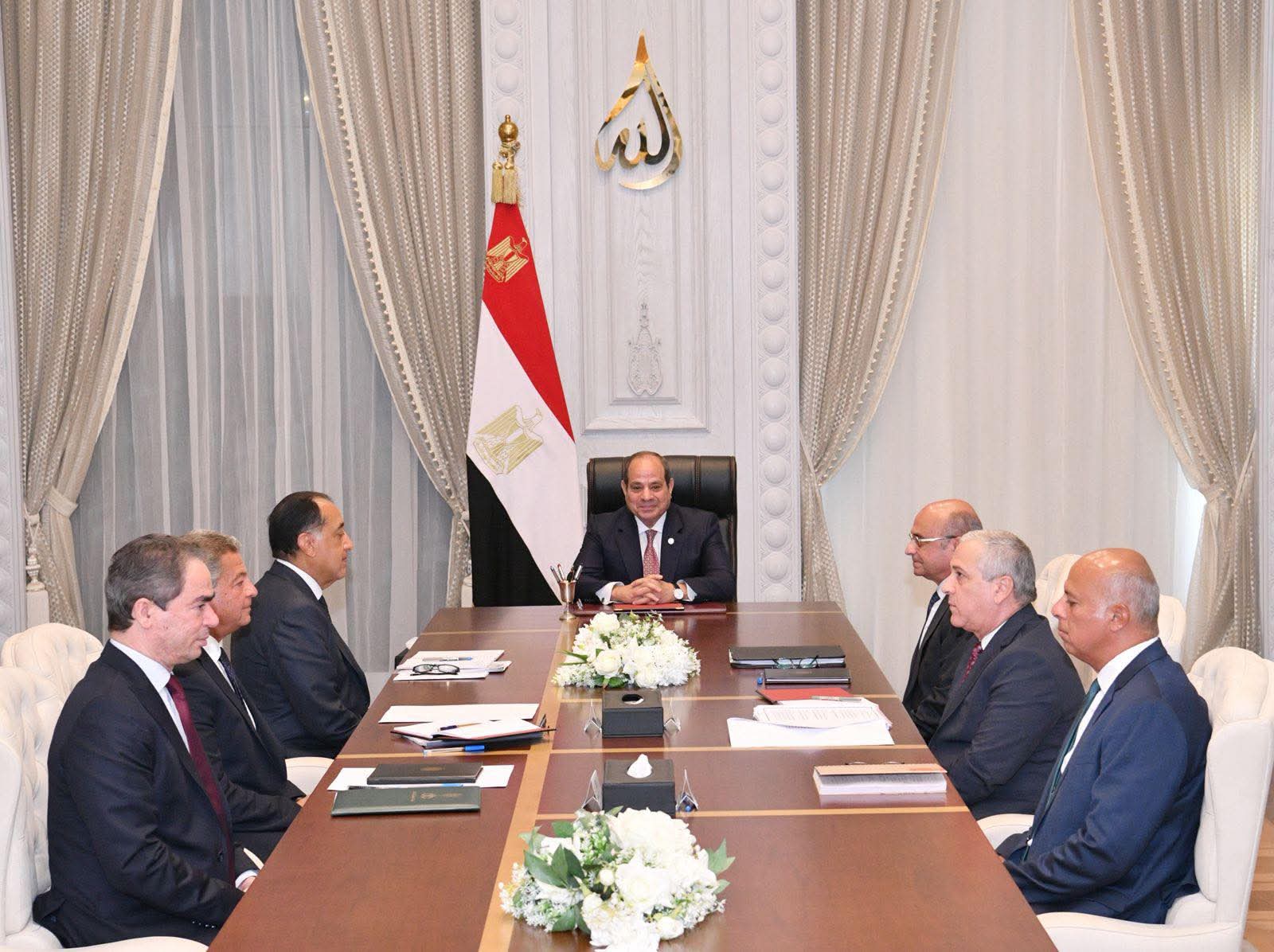 اجتمع الرئيس السيسي اليوم مع كل من رئيس مجلس الوزراء ورئيس المجلس الأعلى لتنظيم الإعلام، ورئيس الهيئة الوطنية للصحافةورئيس الهيئة الوطنية للإعلام