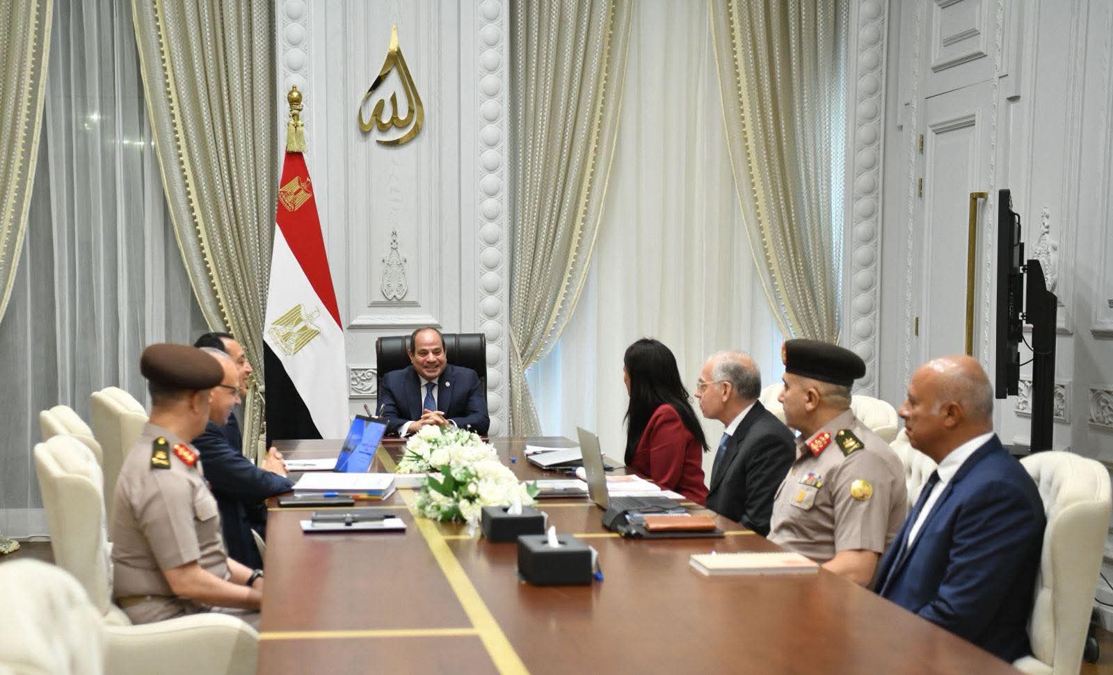 اجتمع  الرئيس  السيسي، اليوم، مع كل  رئيس مجلس الوزراء، و وزيرة التخطيط والتنمية الاقتصادية والتعاون الدولي، ووزير الموارد المائية والري، و مدير جهاز مشروعات الخدمة الوطنية للقوات المسلحة،ورئيس هيئة الشئون المالية للقوات المسلحة، ورئيس الهيئة الهندسية للقوات المسلحة