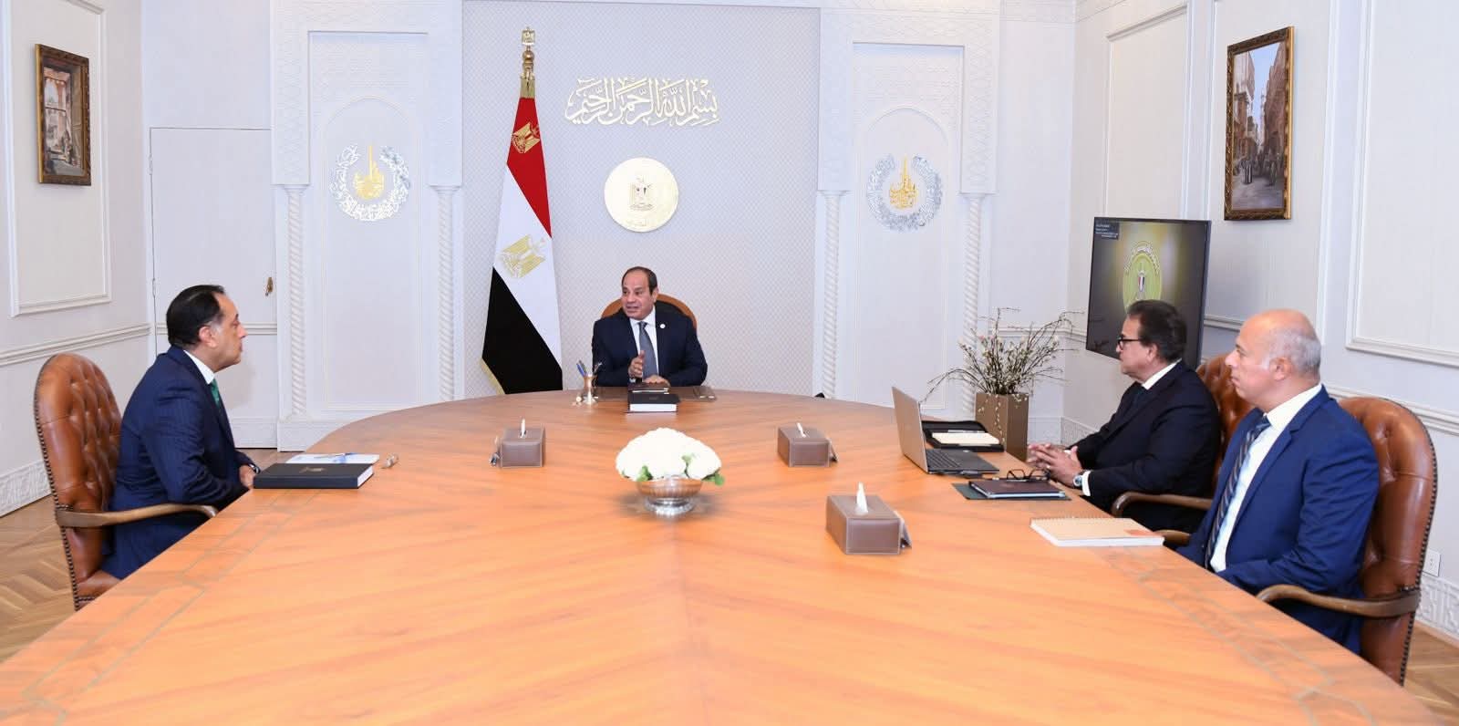 اجتمع الرئيس السيسي، اليوم، مع رئيس مجلس الوزراء، و نائب رئيس مجلس الوزراء للتنمية البشرية ووزير الصحة والسكان.