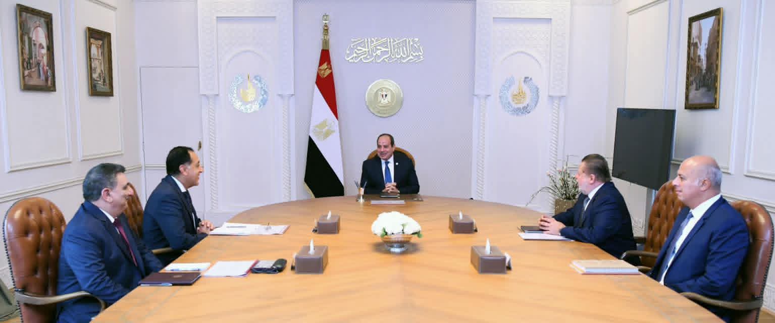 اجتمع الرئيس  السيسي، اليوم، مع  رئيس مجلس الوزراء، و محافظ البنك المركزي، و مستشار رئيس الجمهورية للشئون المالية.