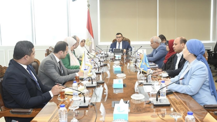 وزير الإسكان يتابع الإشتراطات والضوابط والمعايير الخاصة بالإعلانات على الطرق العامة والمحاور وتعظيم الإستفادة منها…